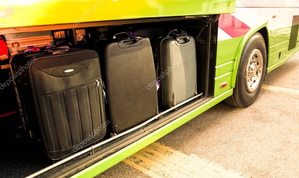 バスのトランクに荷物を積み込む様子