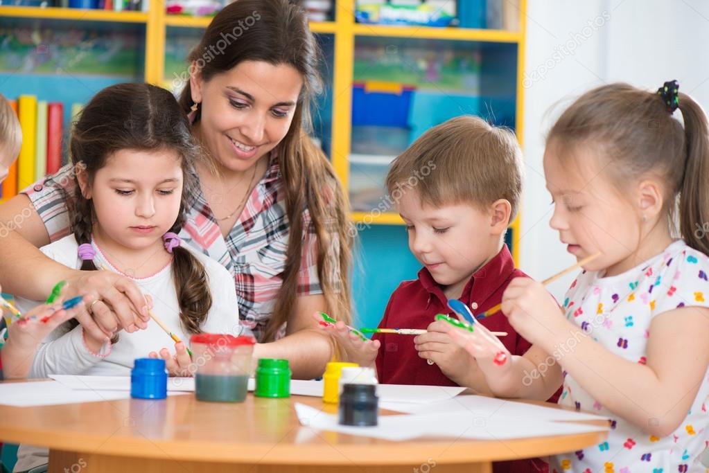 子どもたちと活動する保育士